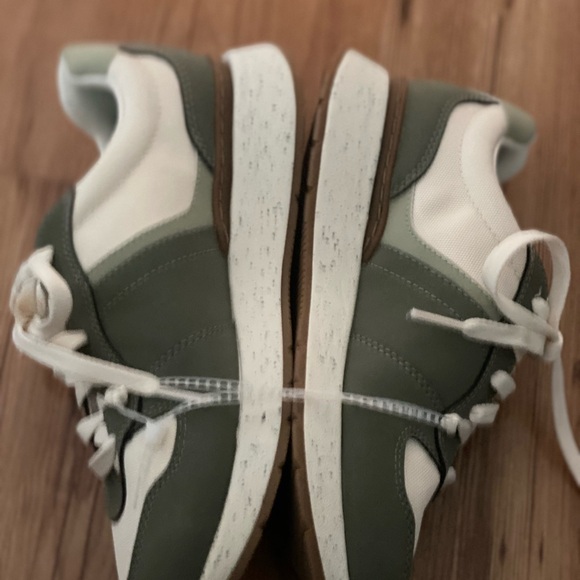 UGG Womens Green and Ivory Sneakers with Cushioned Midsole- New - Picture 7 of 8